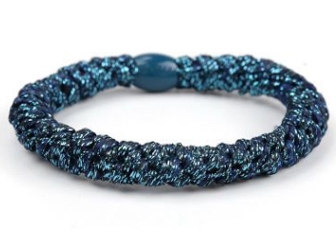 Flettet hårelastik i glitrende blå farve med en perle